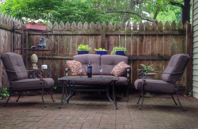 Great Location In Downtwn Douglas. Safe, sanitized and ready for your getaway.