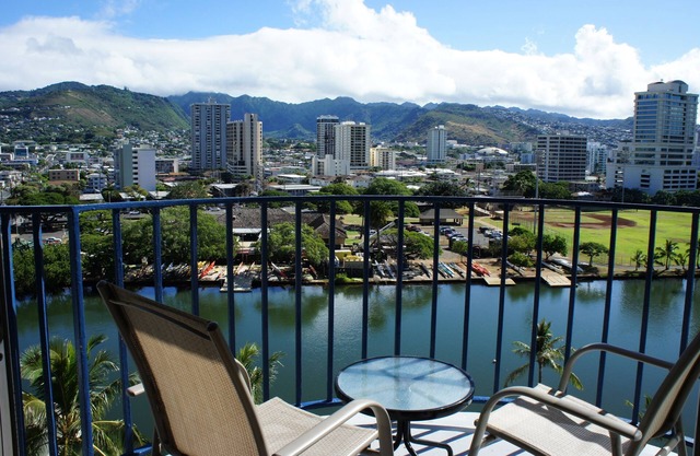 Great Location in Waikiki! Views of mountains, city, and ocean!