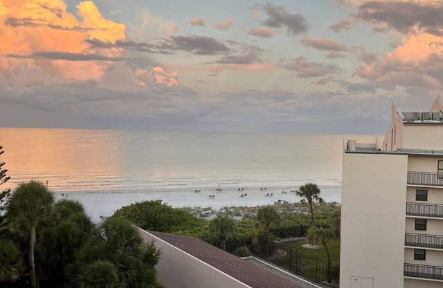 Great location on the Beach!nrenovated 2bd,2bth, Christmas week available!