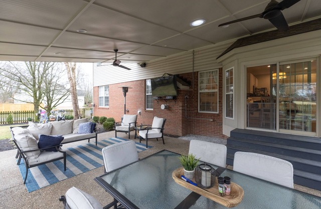 GREAT LOCATION! Shopping, dining very close. Easy, quick access to expressways.