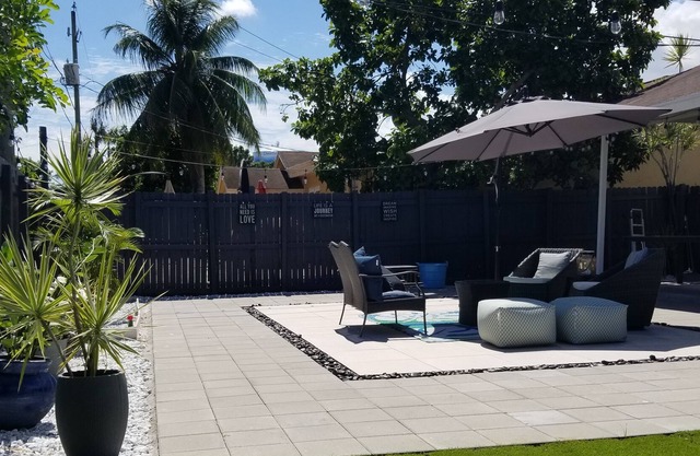Great Location/ King Bed/ Spacious/ Clean/ Enjoy and Relax🌴