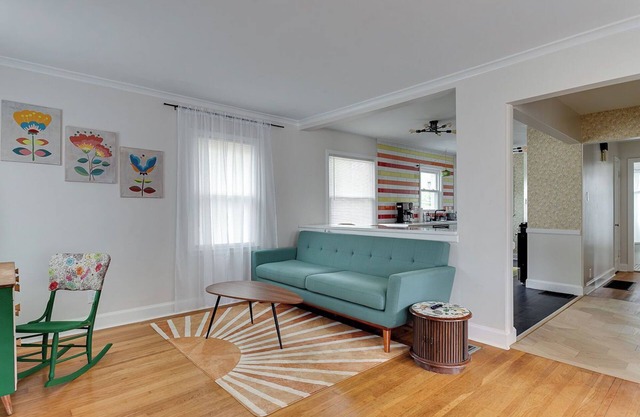 Great Locatoin- Mins to Rupp-Kroger Field-Downtown Lexington- Modern Retro 70's