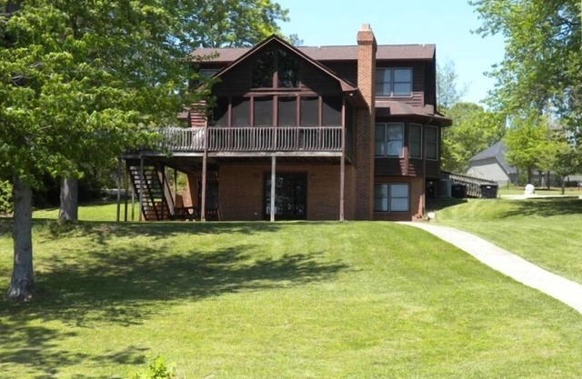 Great Multi-Family Getaway! Waterfront - 5 BR's