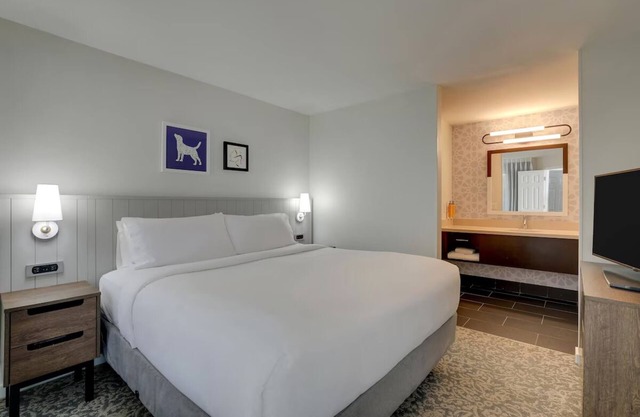 Great Pick! Unit with Kitchen, Free Breakfast, Outdoor Pool, Pet-friendly!