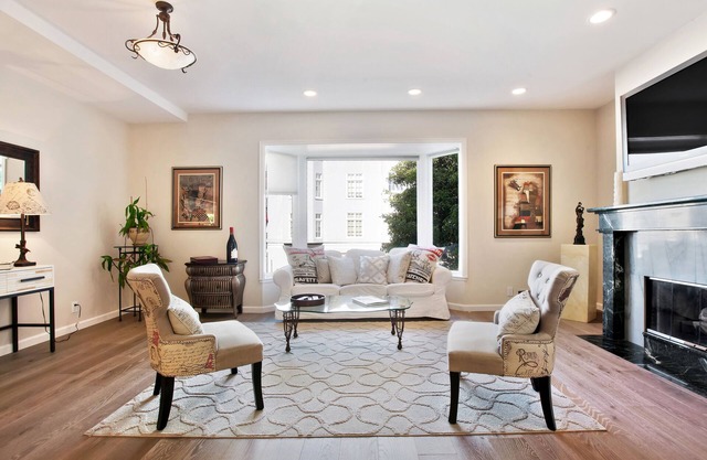 Great property in the center of Marina. Three bedroom all EN-SUITE .