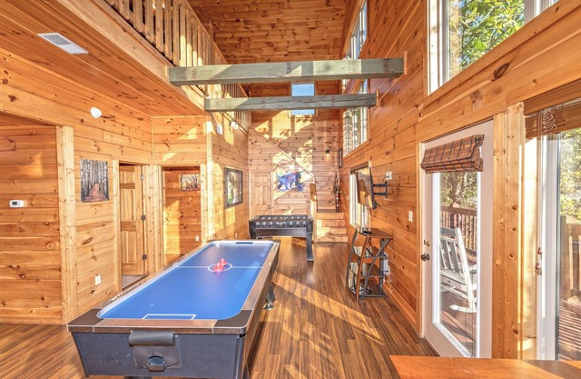 Great Rates in Pigeon Forge 1 mi to PKWY King Bed Near Dollywood Game Rm/Hot Tub