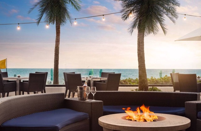 Great Relaxing Overnight Stay! 2 Relaxing Units, Free Parking + Beach Access