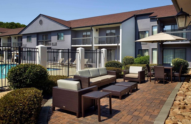 Great Relaxing Overnight Stay! Free Parking, Pets Allowed, Onsite Swimming Pool
