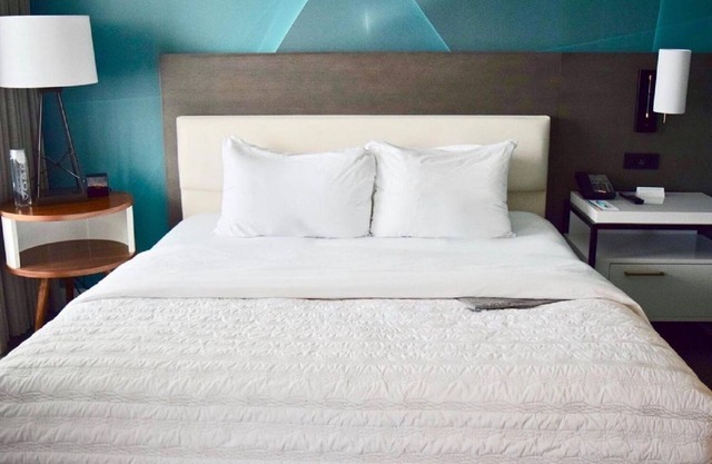 Great Relaxing Overnight Stay! Spacious Accommodation, Near Art Car Museum!