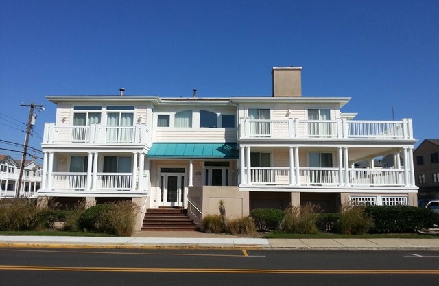Great Summer Getaway! Steps to Beach, Ocean views and large wraparound deck