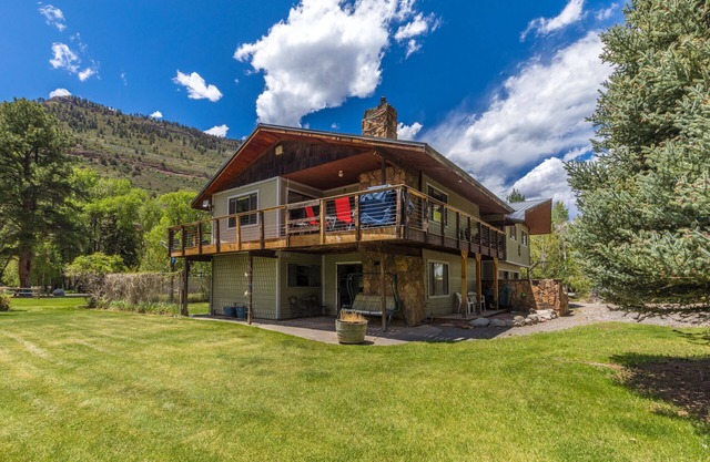 Great Views- Large Private Yard - Sauna - Deck - Trailers OK