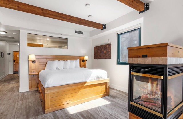 Great Views of Utah Olympic Park | Hot Tub | 1 Bdrm+ Loft | Sleeps 8