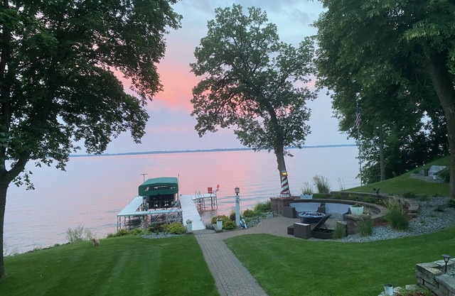 Green Lake-Suite 2 BR, 1BA w Walkout Lake access, Paddleboards,Kayaks and Dock