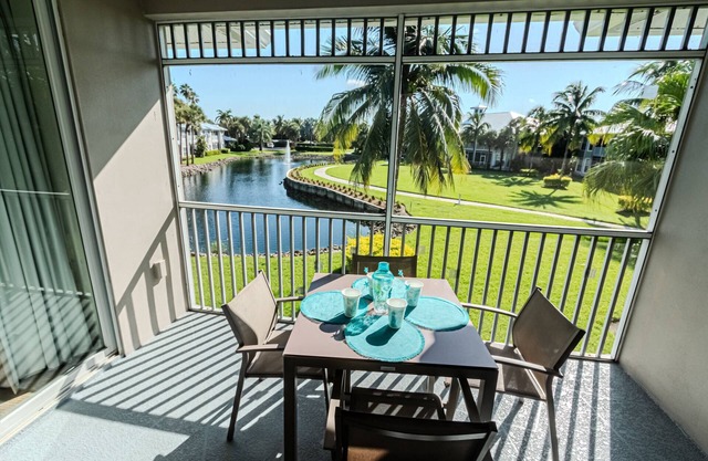 Greenlinks/Lely Condo-2nd floor 200 bldg. with lake view, den w/TV/sleeper sofa & office/work space