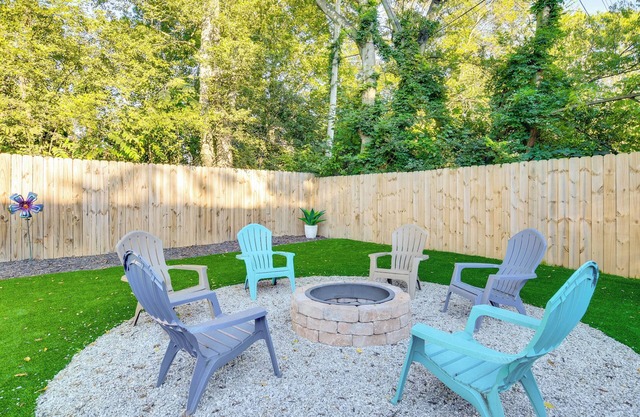 Greenville Escape w/Deck + Fire Pit!