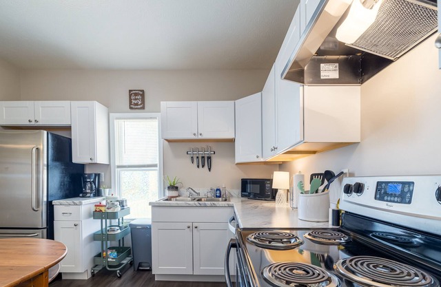 Grey Gables: Bright, Comfy, Dog Friendly: 2 BR/1BA