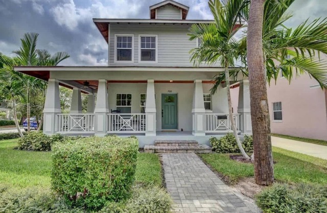 Grey Mist - Recharge in a Stylish Home Near Downtown