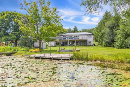 Grill and Chill 4BR Bayside Sunroom Oasis