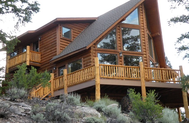 Grinning Bear Lodge at Twin Lakes offers beautiful mountain views