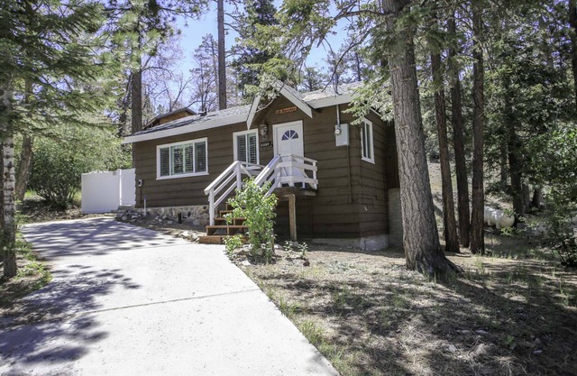 Grizzly Bear - Cozy 1 Bedroom, Couples, Hot Tub, Fenced Yard