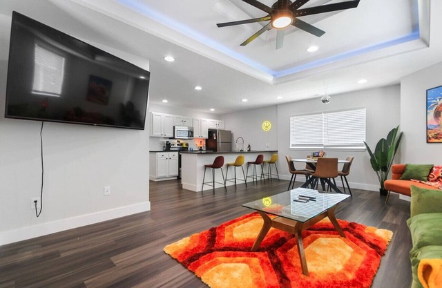 Groovy Getaway: king suites, sleeps 8, dogs ok!