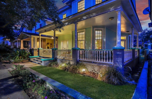 Groovy, Historic, Artist's Downtown Victorian Bungalow Near Forsyth Park, ❤️ DOGS