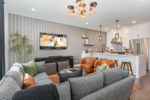 Groovy -Rooftop Patio w/Hot Tub -Mins to Broadway