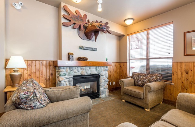 Ground floor 1 bedroom + alcove condo - great access to trails and village