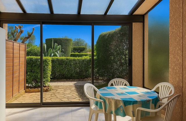 Ground Floor Apartment: Pool Close to Beach