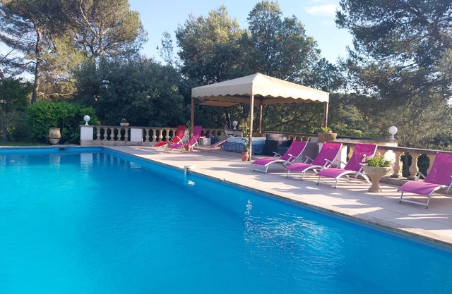 Ground floor apartment in Provencal house with independent access ALPILLES