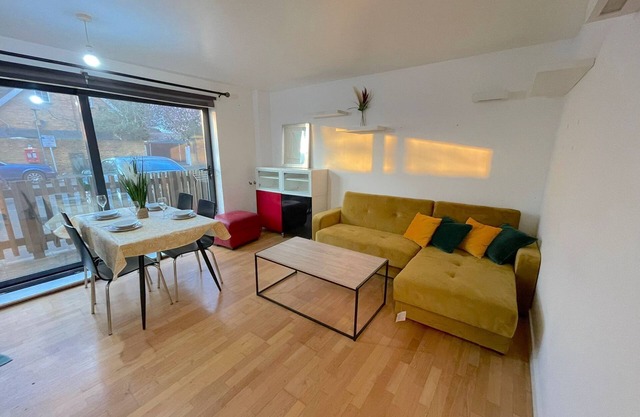 Ground Floor apartment 2 min walk from Hounslow West Train Station