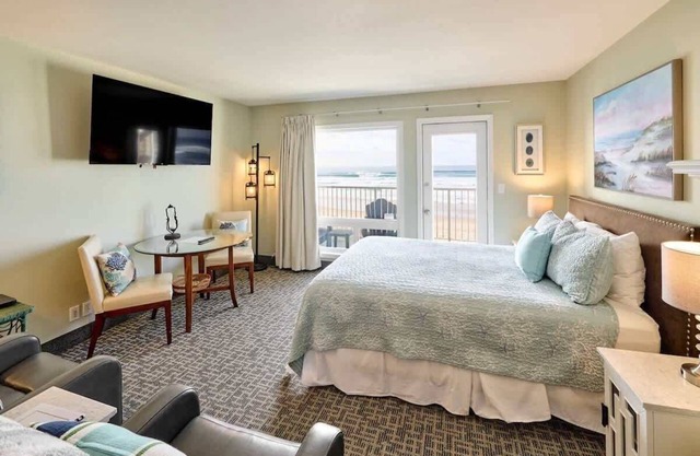 Ground Floor Queen Studio - Ocean View - Pool and Hot Tub!