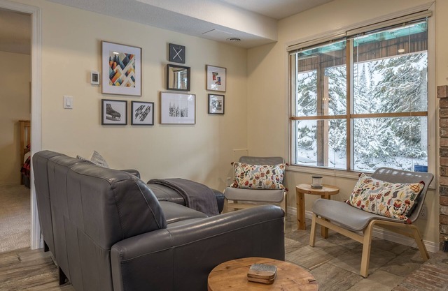 Ground level suite, updated kitchen, sauna and close to village and chairlifts.