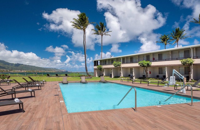Group Getaway in Beachfront Property, 3 Pet-friendly Units, Outdoor Pool