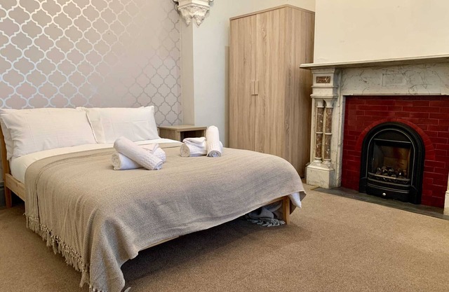 Group Retreat 6BR Home Near Wolverhampton
