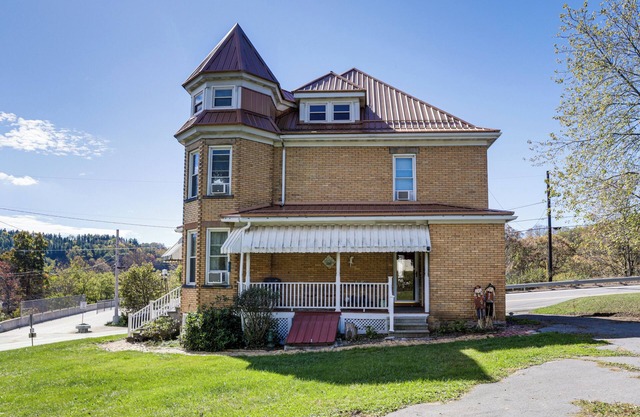 Groups Welcome! Historic Queen Anne Gem in Garrett