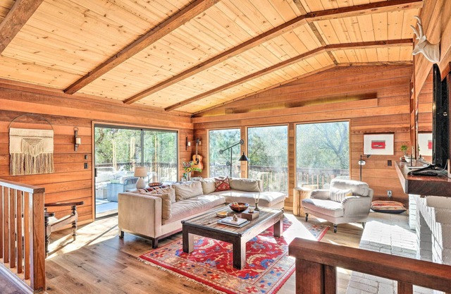 Groveland Cabin w/Outdoor Perks & Game Room
