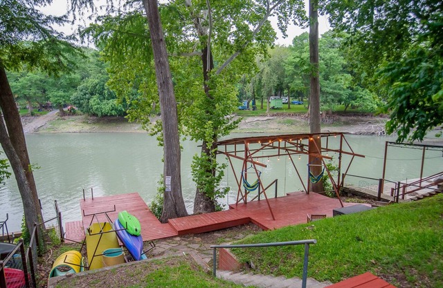 Guadalupe River Retreat with Kayaks, Ping Pong & Foosball!