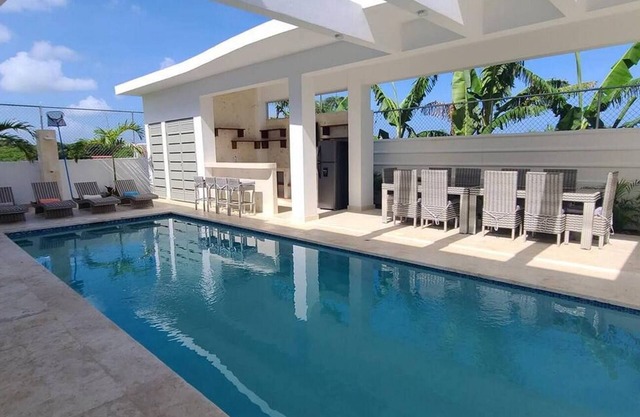 Guest-friendly 10BR/12BA Villa: Pool, Billiard, Walk to Everything