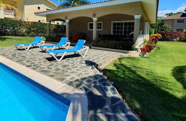 Guest-friendly villa with pool/tennis/basket/soccer fields, TV/Wifi, near all