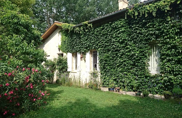 Guest Room "La Lagune" with Shared Terrace, Private Garden and Wi-Fi