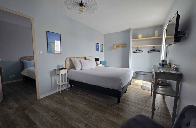 Guest Rooms 'Bains de Mer' with Shared Garden, Balcony and Wi-Fi