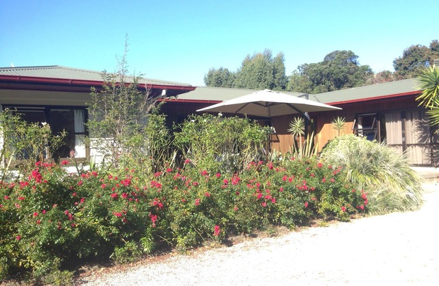 Guest wing in beautiful sheltered garden close to beach