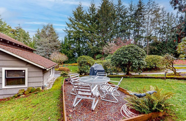 Guesthouse w/direct beach access & views of Olympic Mountains/Carr Inlet