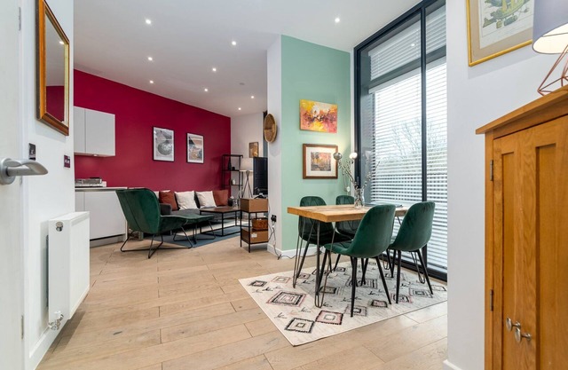 GuestReady – Chic 2BR Flat in Hackney