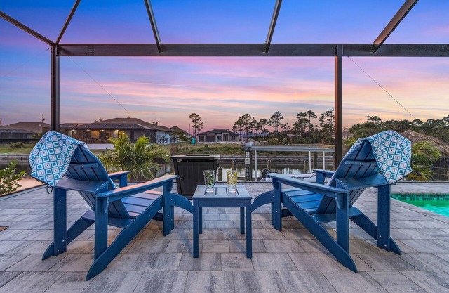Gulf Access Home, Heated Saltwater Pool & Spa, Dock and Tiki Hut - Villa Perchside Palace