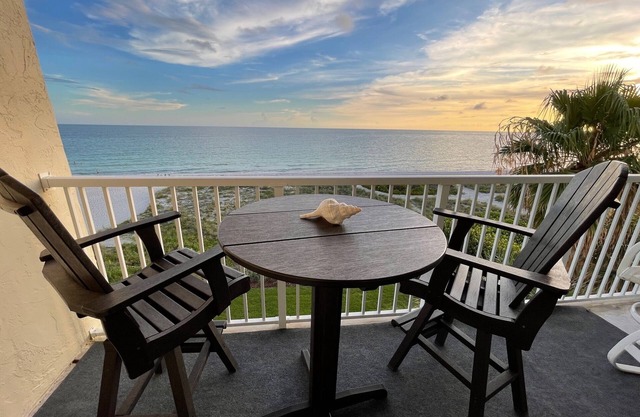 Gulf front 2-bedroom condo with private beach central Longboat Key