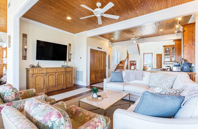 Gulf-front beauty with direct beach access, modern interior, & large balcony