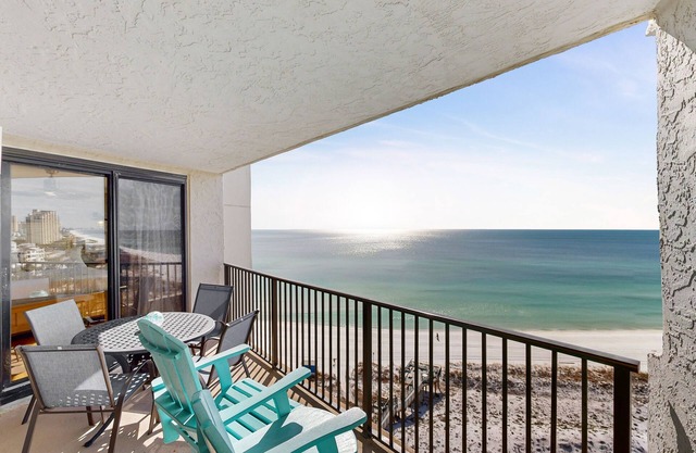Gulf-front condo with balcony, ocean view, W/D, pool, hot tub & tennis