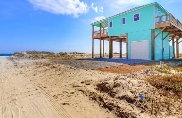 Gulf Front Dog-Friendly Home W/ Beach Access, Gas Grill, Outdoor Shower & WiFi
